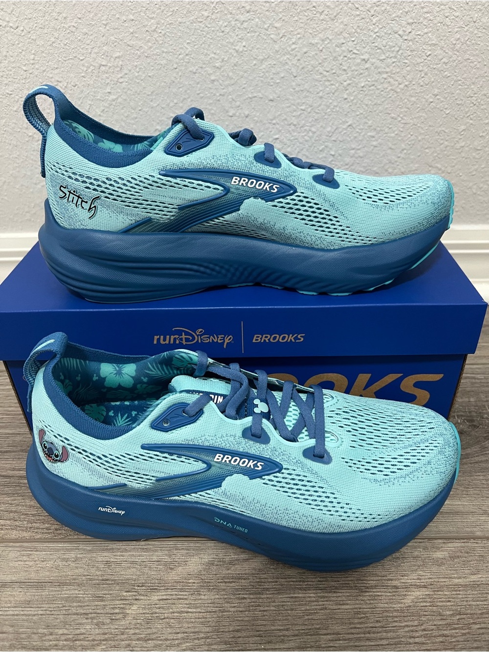 NWT Brooks runDisney Stitch Glycerin 22 Shoes Limited Edition Sz 9